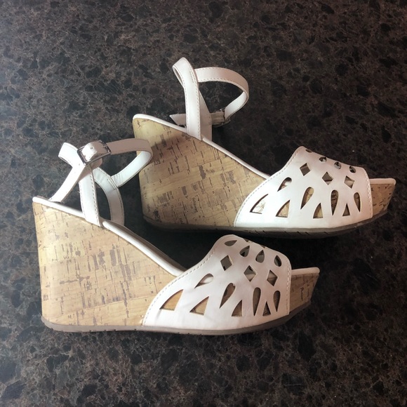 Kenneth Cole Shoes - Kenneth Cole Reaction White/Cork Wedge Sandal 6.5